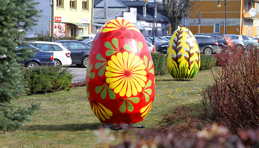 Ciechanowiec gotowy na Wielkanoc - świąteczne pisanki stanęły w centrum miasta
