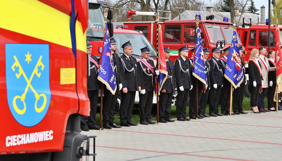 Przekazanie samochodu ratowniczo-gaśniczego jednostce Ochotniczej Straży Pożarnej w Ciechanowcu