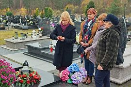 Uczestnicy Klubu Seniora+ w Ciechanowcu odwiedzili cmentarze i gminne miejsca pamięci 