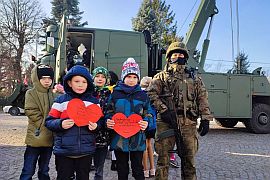 Wizyta żołnierzy 16 Pułku Logistycznego i pokaz sprzętu wojskowego w Ciechanowcu.