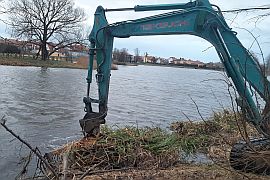 Utrzymanie zbiornika wodnego w Ciechanowcu – usunięcie roślinności z czaszy zbiornika wraz z konserwacją odcinka starorzecza
