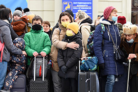 Ulotki informacyjne dla uchodźców wojennych z Ukrainy, którzy przekroczyli granicę Polski