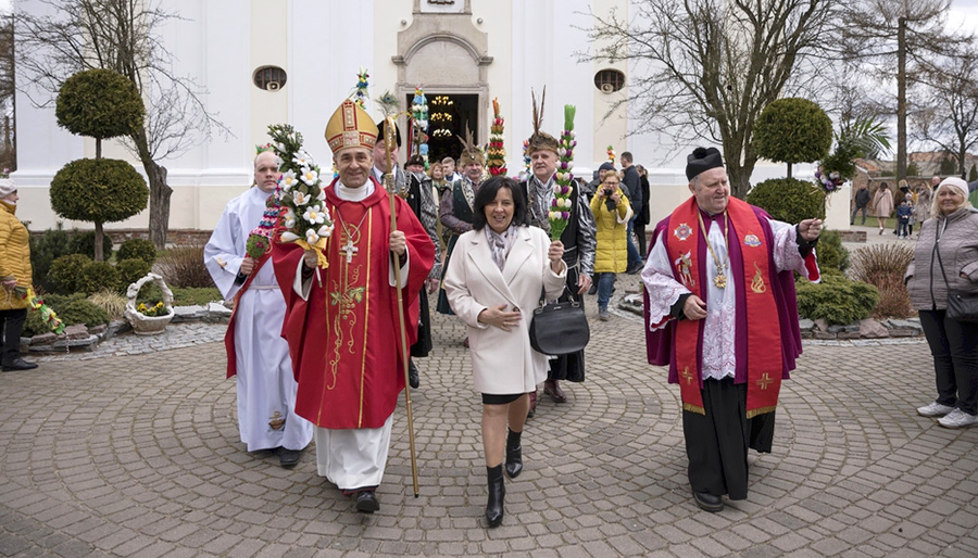 Niedziela Palmowa - tradycja zdobiona bukszpanem, forsycją i bibułkami