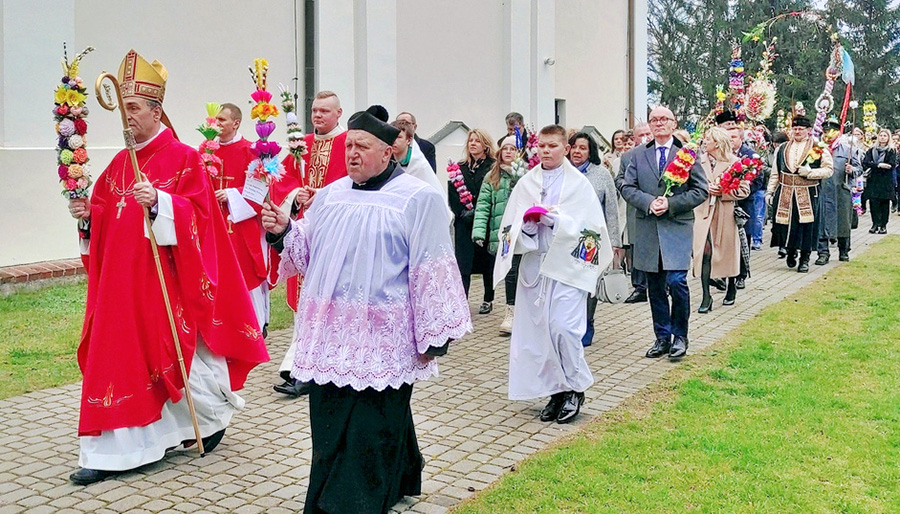 Uroczystość Niedzieli Palmowej w Ciechanowcu ubarwiona konkursowymi palmami