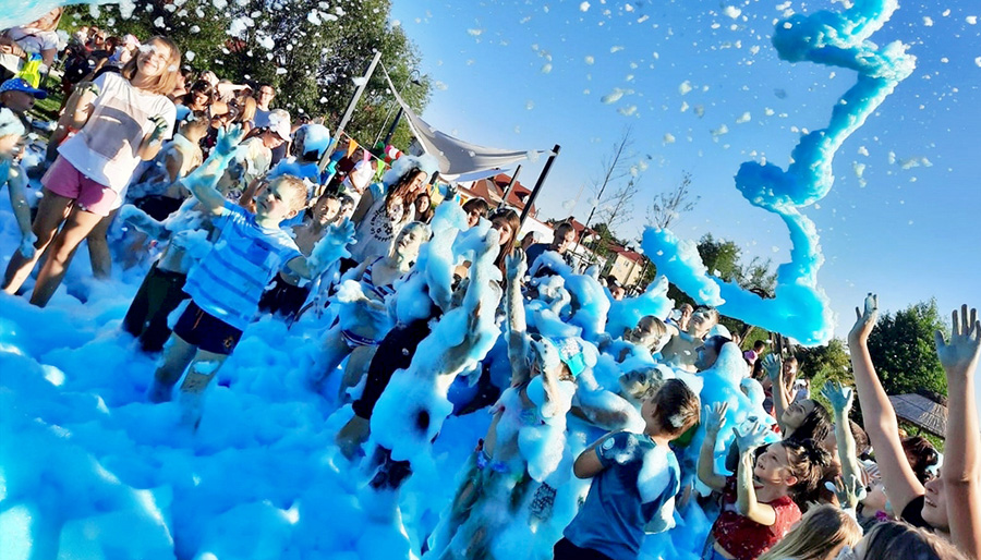 Muzyka, taniec i mnóstwo radości w pianie - pierwsza Hawajska Potańcówka na plaży