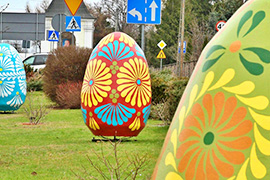 W Ciechanowcu widać zbliżające się Święta Wielkanocne - w centrum miasta stanęły kolorowe pisanki