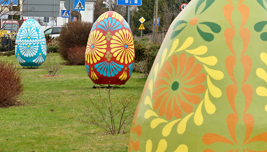 W Ciechanowcu widać zbliżające się Święta Wielkanocne - w centrum miasta stanęły kolorowe pisanki