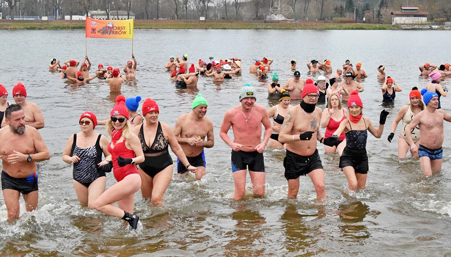 Ponad 150 uczestników wzięło udział  w inauguracji sezonu morsowego w Ciechanowcu
