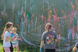 Letni Vibe – kreatywne warsztaty malowania metodą splatter pełne koloru i radości