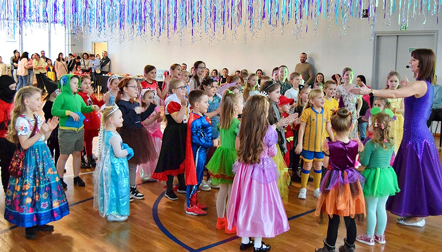 Karnawałowy Bal Przebierańców - królestwo zabawy i barwnych strojów