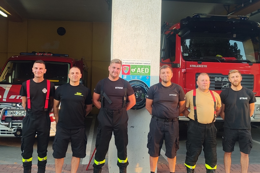 Pierwsze ogólnodostępne AED w Ciechanowcu. OSP w Ciechanowcu otrzymało sprzęt ratujący życie.