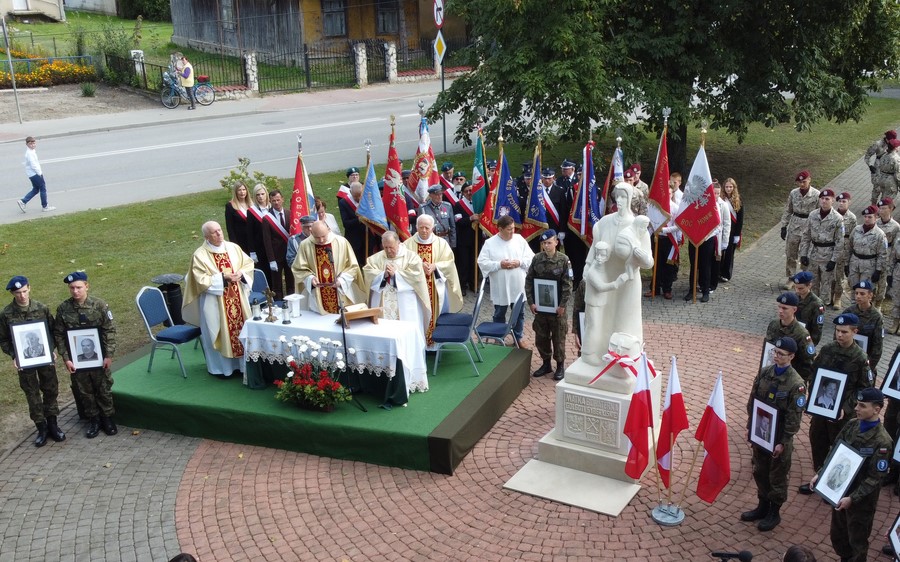 Uroczyste odsłonięcie pomnika "Matki Bohaterki Golgoty Syberyjskiej"