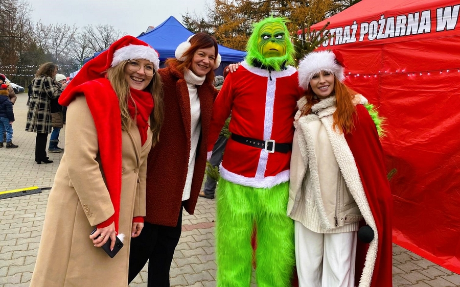 Plenerowy Jarmark Bożonarodzeniowy w Ciechanowcu – wyjątkowe świąteczne wydarzenie na placu przy Kościele pw. Trójcy Przenajświętszej