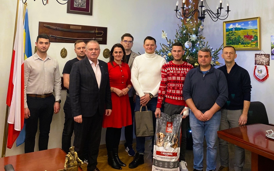 Firma BIALGRUZ przekazała 600 kg karmy dla psów na rzecz Przytuliska w Ciechanowcu