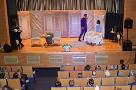 Udane spotkanie z teatrem - „Hotelowe manewry” na scenie Miejskiej Biblioteki Publicznej w Ciechanowcu.