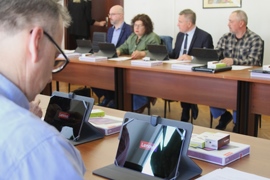 Podpisanie umów oraz przekazanie nowych tabletów Radnym Rady Miejskiej w Ciechanowcu