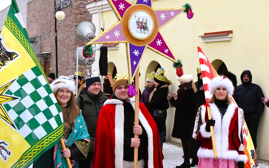 Kolorowy pochód i wspólne kolędowanie – Orszak Trzech Króli w Ciechanowcu