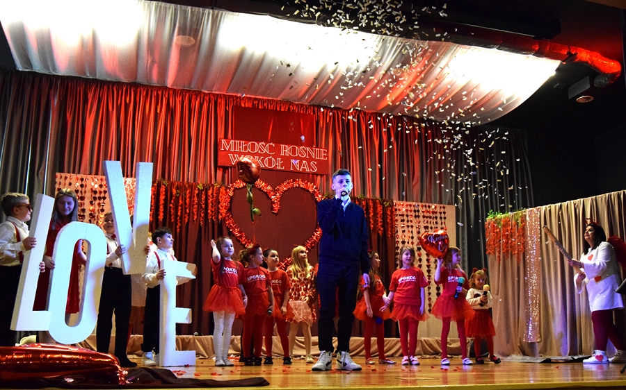 „Miłość rośnie wokół nas” – walentynkowy koncert w Ciechanowcu pełen muzyki i emocji