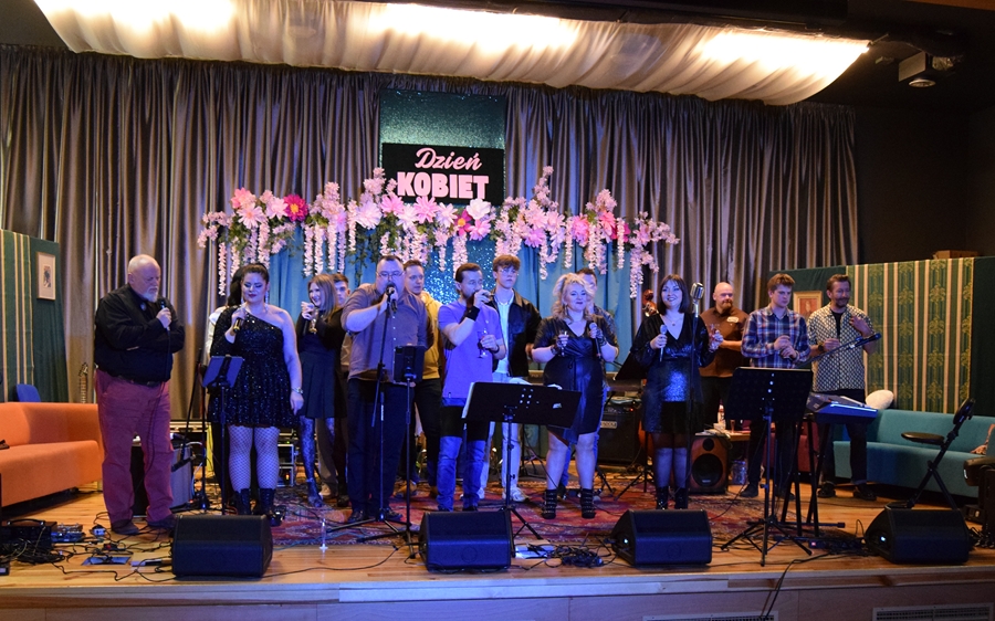 Wyjątkowy koncert z okazji Dnia Kobiet w Miejskiej Bibliotece Publicznej