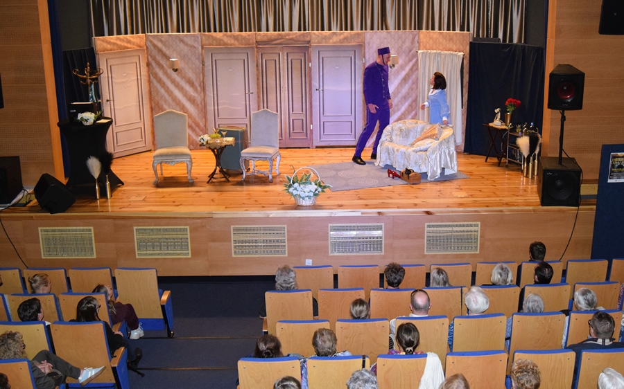 Udane spotkanie z teatrem - „Hotelowe manewry” na scenie Miejskiej Biblioteki Publicznej w Ciechanowcu.
