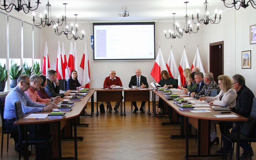 Udane spotkanie z Podpisanie umów oraz przekazanie nowych tabletów Radnym Rady Miejskiej w Ciechanowcu- „Hotelowe manewry” na scenie Miejskiej Biblioteki Publicznej w Ciechanowcu.