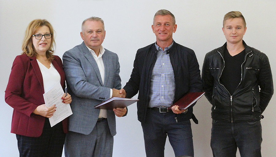 Podpisanie umowy na przebudowę stacji wodociągowej wraz z niezbędną infrastrukturą w Radziszewie Sieńczuch