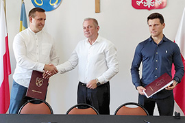 Podpisanie umowy na przebudowę drogi gminnej na odcinku Kobusy - Łempice