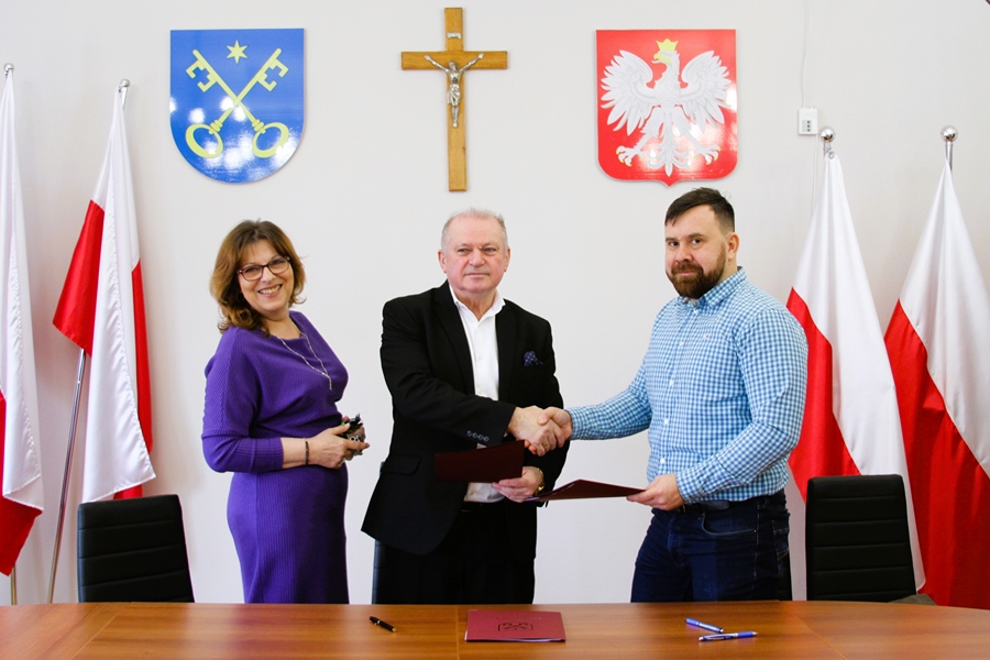 Podpisanie umowy na wykonanie dokumentacji projektowej budowy windy w Urzędzie Miejskim w Ciechanowcu