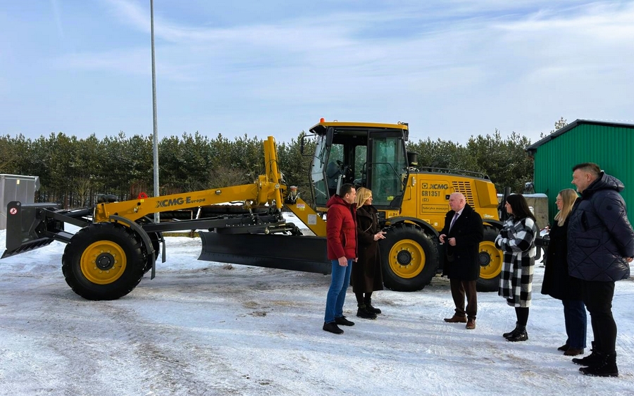 Nowa równiarka drogowa w Gminie Ciechanowiec – wspólna inwestycja samorządu i sołectw