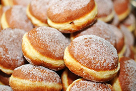 Domowe pączki na kiermaszu Koła Gospodyń Wiejskich Kozarzanki