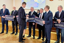 Symboliczne czeki na inwestycje drogowe  w ramach Rządowego Funduszu Rozwoju Dróg