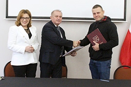 Podpisanie umowy na przebudowę drogi wewnętrznej odcinek boczny ul. Czyżewskiej o łącznej długości 107 m