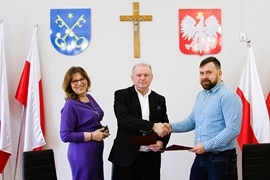 Podpisanie umowy na wykonanie dokumentacji projektowej budowy windy w Urzędzie Miejskim w Ciechanowcu