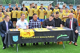 Współpraca, która rozwija sport - umowa pomiędzy Unią Ciechanowiec i Jagiellonią Białystok