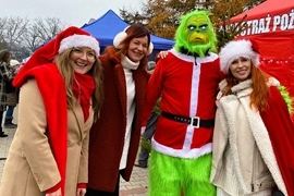 Plenerowy Jarmark Bożonarodzeniowy w Ciechanowcu – wyjątkowe świąteczne wydarzenie na placu przy Kościele pw. Trójcy Przenajświętszej
