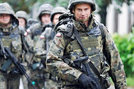 Punkt informacyjny dotyczący promocji służby wojskowej w 15 batalionie lekkiej piechoty w Dąbrowie Moczydłach
